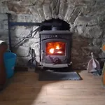 Casa de Férias St Moling's Well House,off Grid,and Gardens