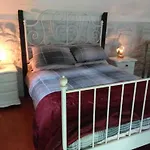 Casa de Férias St Moling's Well House,off Grid,and Gardens