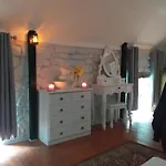 Casa de Férias St Moling's Well House,off Grid,and Gardens *