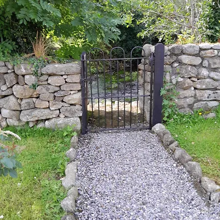 Feriehus St Moling's Well House,off Grid,and Gardens *