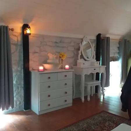 Feriehus St Moling's Well House,off Grid,and Gardens *