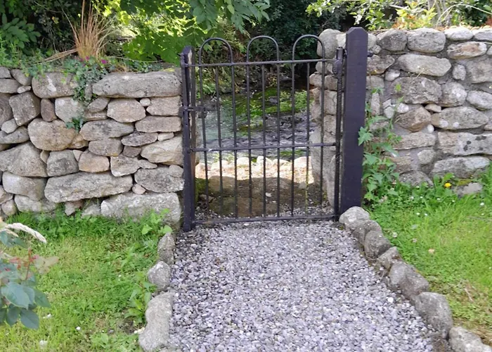 Dom wakacyjny St Moling's Well House,off Grid,and Gardens *